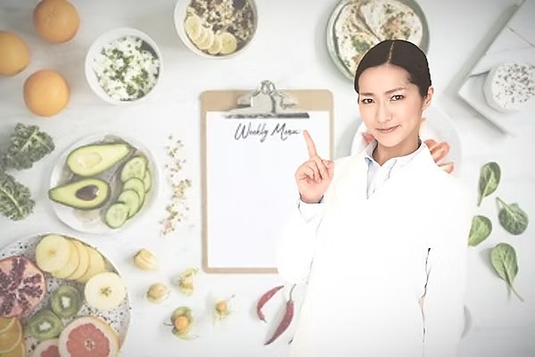 食事メニューを提案する栄養士