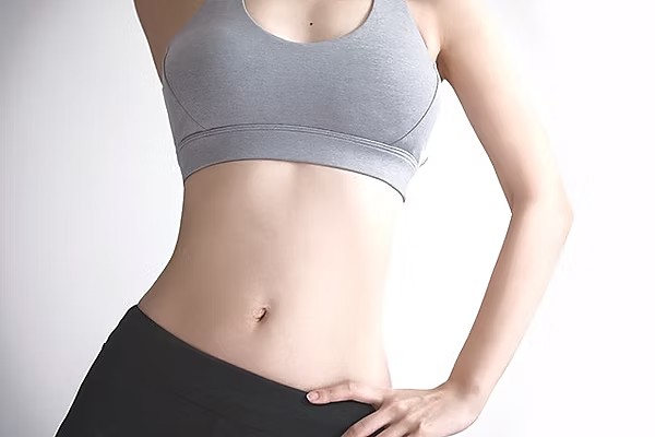 引き締まったウエストの女性